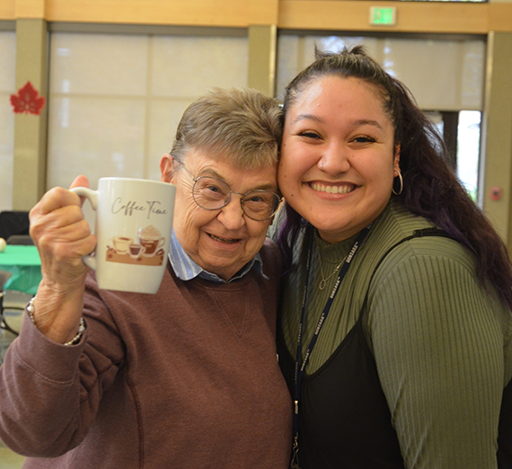 곤자가 로고와 “당신의 목적을 발견하라”라는 문구가 있는 캠퍼스 간판